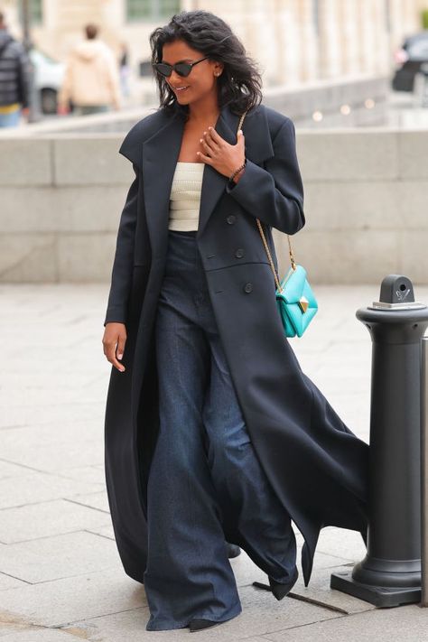 Long Wool Coat Outfit, Maxi Coat Outfit, Patent Trench Coats, Wool Coat Outfit, Givenchy Coat, Simone Ashley, Daisy Edgar Jones, Navy Trench Coat, Herringbone Coat