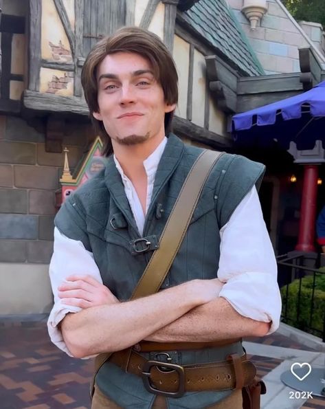 Flynn Rider Disneyland, Flynn Rider Cosplay, Tangled Cosplay, Disney Dudes, Flynn Rider, Men Hairstyles, Smash Cake, Smash Book, Disney Parks