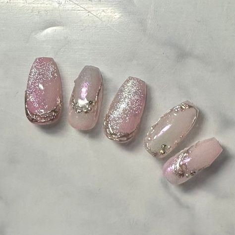 Pink Cats Eye Nails Design Ideas, Cat Eye Pink Nails, Cat Eye Nail Designs Ideas, Pink Cat Eye Nails Design, Short Ballerina Nails Designs, Nail Cat Eye Design, Mirror Nails Design, Car Eye Nails, Chrome Cat Eye Nails