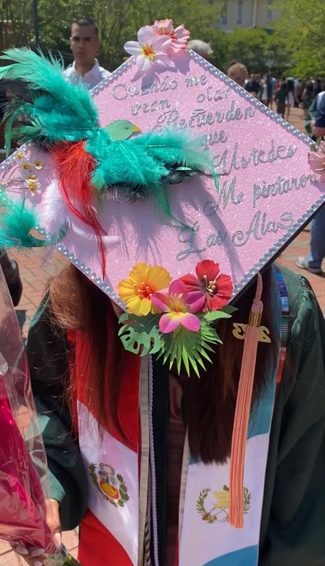 A Latina graduate shows off her decorated cap and stoles. Spanish Graduation Cap, Grad Stole Ideas, First Generation Graduation Cap, Latina Graduation Cap Ideas, Latina Graduation, Stole Ideas, Grad Stoles, 2025 Graduation, Pics Poses