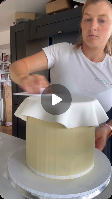 Claire Lawrence Cake Design on Instagram: "Covering with fondant ✌️

My go to fondant is @couturesugarpaste 🤍 I now always use the panel method and use a flexi acetate smoother to buff out the seam. It’s still something I’m striving to perfect myself but I’m getting there! 

#cakedecorating #fondant #caketips #caketutorial #cakemaker" How To Apply Fondant To Round Cake, How To Cover A Cake With Fondant, How To Fondant A Cake, Cover Cake With Fondant, Hat Cake, Fondant Tutorial, Cake Makers, Fondant Figures, Cake Cover