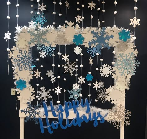 Winter Theme Photo Booth, Preschool Winter Festival Ideas, Winter Carnival Ideas School, Winter Carnival Decorations, Snowglobe Photo Booth, Winter Wonderland Photo Booth, Winter Photo Booth, School Dance Decorations, Photo Booth Stand