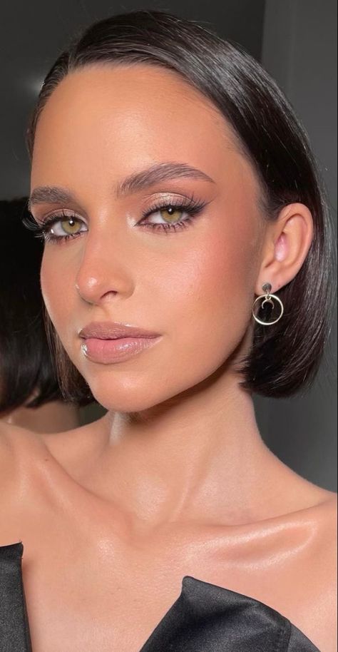 Natural Makeup With Dark Eyes, Neutral Eye Makeup Green Eyes, Hazel Eye Bridal Makeup, Green Eyed Makeup Looks, Wedding Guest Make Up Hazel Eyes, Black Dress Wedding Makeup, Makeup For A Pink Dress Night, Airbrushed Makeup Look, Make Up For Wedding Guest Green Eyes