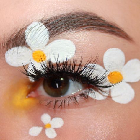 Colorful Make Up Ideas, Flowers Makeup Look, Makeup Looks Flowers, Colourful Graphic Liner, Flower Graphic Liner, Makeup With Flowers, Flower Inspired Makeup, Cute Summer Makeup, Flower Makeup Looks