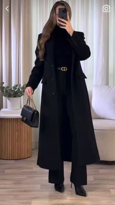 Black Trench Coat Outfit, London Outfit Ideas, Fashion Trend Forecast, Black Trench Coat, Trench Coat Outfit, Winter Fashion Outfits Casual, Coat Outfit, Office Outfits Women, Christmas Style