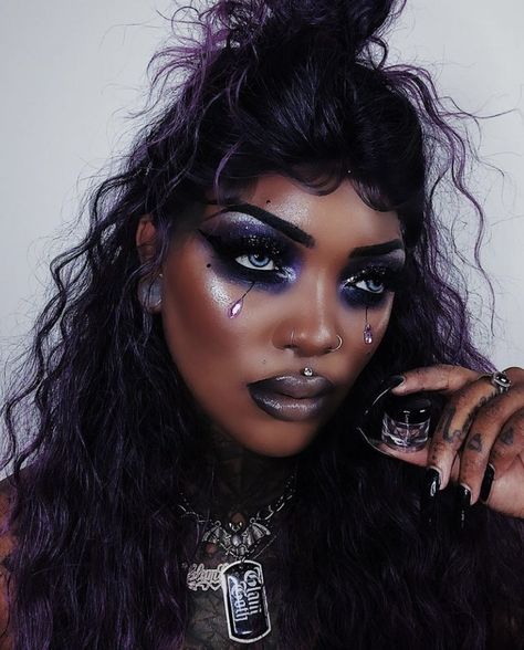 Spooky Glam Makeup, Experimental Makeup, Crazy Halloween Makeup, Witchy Makeup, Dead Roses, Amazing Halloween Makeup, Goth Beauty, Makeup Eye Looks, Gothic Makeup