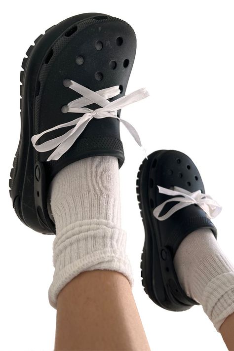 Crocs With Heels, Laced Up Crocs, Crocs With Laces, Styling Black Crocs, Mary Jane Crocs Outfit, Goth Crocs Outfit, Chunky Crocs Outfit, Croc Platforms Outfit, Crocs Black Outfit