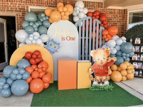 Daniel Tiger Party Decorations, Daniel The Tiger, Crown Baby Boy, Tom And Jerry Cake, Baby Boy Birthday Outfit, Daniel Tiger Party, Daniel Tiger Birthday Party, Cocomelon Theme, Tiger Birthday Party