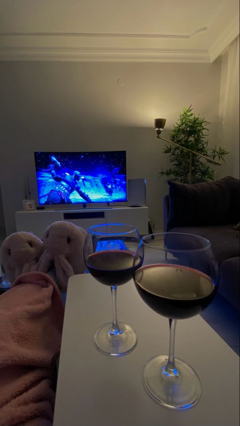 #wine #winelover #winenight #kratos Drinking Wine Instagram Pictures, Fake Wine Story, Sarra Art, Sparkly Tights, Weekend Images, One Word Instagram Captions, Snap Streak Ideas Easy, Instagram Party, Alcohol Aesthetic