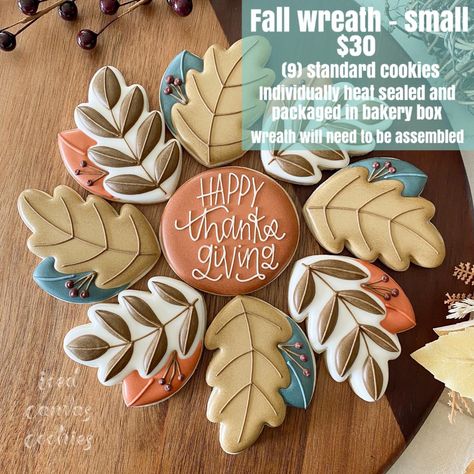 Fall Cookie Platter Decorated, Leaf Cookie Wreath, Leave Cookies Royal Icing, Thanksgiving Platter Cookies Decorated, Thanksgiving Platter Cookies, Fall Cookie Platter Ideas, Simple Fall Decorated Cookies, Thanksgiving Cookie Platter Decorated, Maple Leaf Cookies Decorated