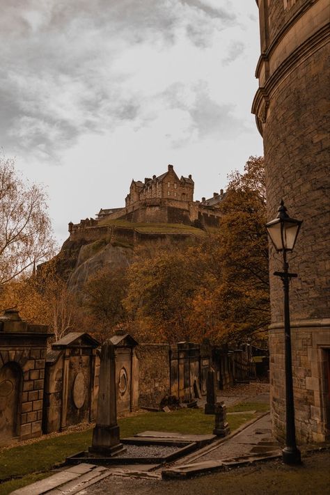 Scotland In Autumn Aesthetic, Edinburgh Scotland Aesthetic Autumn, Edinburgh Aesthetic Dark Academia, Autumn Travel Aesthetic, Edinburgh City Aesthetic, Europe Fall Aesthetic, Edinburgh Rain Aesthetic, Castle In Scotland, Fall Castle Aesthetic