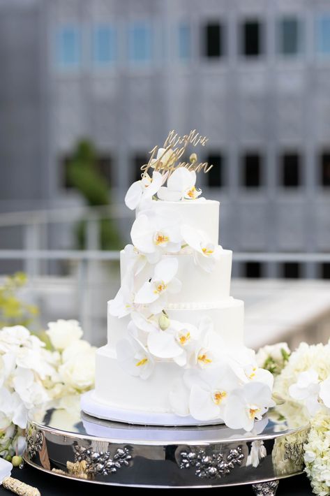 Wedding Cake With Real Flowers Simple, White Orchid Wedding Cake, Emerald Green Accents, White Orchid Bouquet, Orchid Wedding Cake, Music Cake, Round Wedding Cakes, Wedding Aesthetics, Gold Orchid