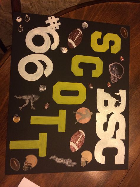 easy football poster ideas DIY High School Sports Signs, Poster Ideas Diy, Football Poster Ideas, Basketball Playoffs, Football Sister, Football Diy, Football Posters, Football Homecoming, Football Signs