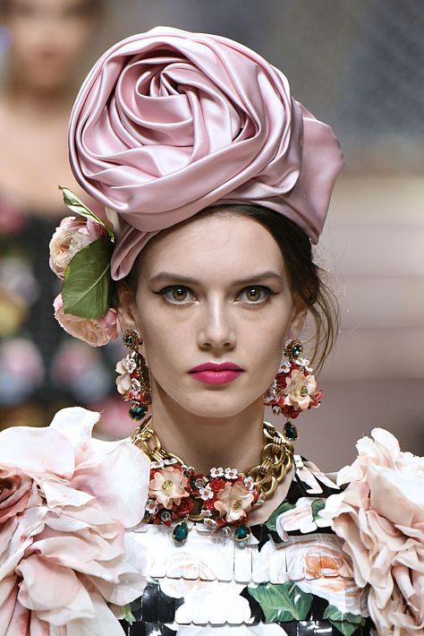 Dolce & Gabbana Trendy Jewerly, Milan Fashion Weeks, Dolce E Gabbana, Best Jewelry Stores, 2019 Fashion, Fashion Tips For Women, Turbans, Autumn Fashion Women, Schmuck Design