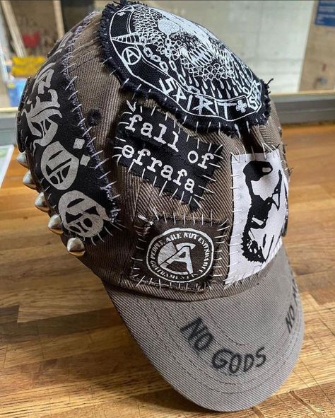 Hat Patches Ideas, Alt Clothes Diy, Punk Hat, Battle Jackets, Punk Fashion Diy, Crust Punk, Punk Patches, Battle Jacket, Patch Hat