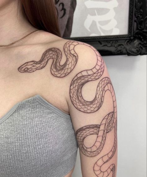 King Cobra Tattoo, Around Arm Tattoo, Cobra Tattoo, Serpent Tattoo, Wrap Tattoo, Snake Tattoo Design, Tato Lengan, Upper Arm Tattoos, Medusa Tattoo