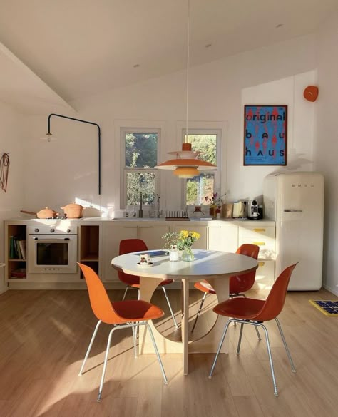 Dining Room Retro Modern, Danish Interior Design Kitchen, Mid Century Modern Appartement, Bauhaus Interior Kitchens, Bauhaus Interior Design Kitchen, Small Midcentury Modern Kitchen, Mid Century Small Apartment, Bauhaus Kitchen Design, Mid Century Modern Small Apartment