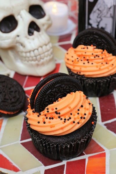 Halloween Cupcakes With Oreos, Orange Oreos Halloween Treats, Fall Halloween Desserts, Orange Frosting Cupcakes, Pumpkin Oreo Cupcakes, Simple Halloween Cupcake Designs, Halloween Easy Cupcakes, Aesthetic Halloween Cupcakes, Oreo Halloween Cupcakes