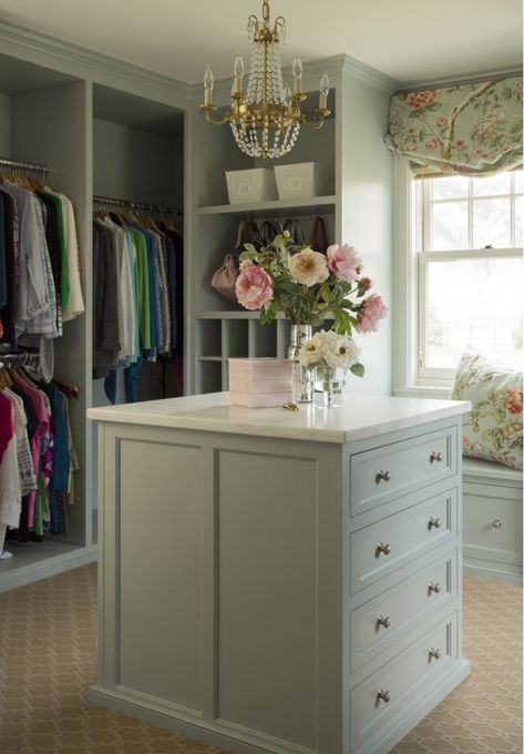 Built In Window Seat, Master Closet Design, Closet Features, Chic Closet, Closet Island, Organized Closet, Styl Shabby Chic, Dream Closet Design, Seat Bench