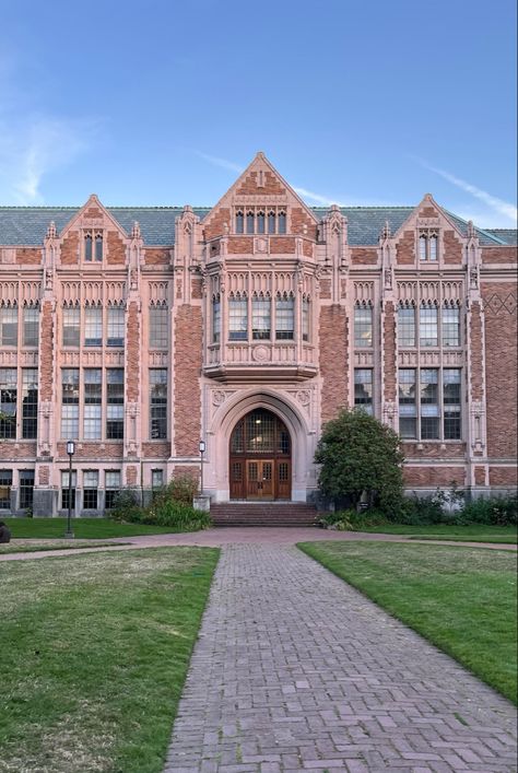 Brick School Architecture, Pretty College Campus, University Exterior, Collage Campus, College Manifestations, Gothic Style Architecture, Campus Aesthetic, Bowdoin College, University Building