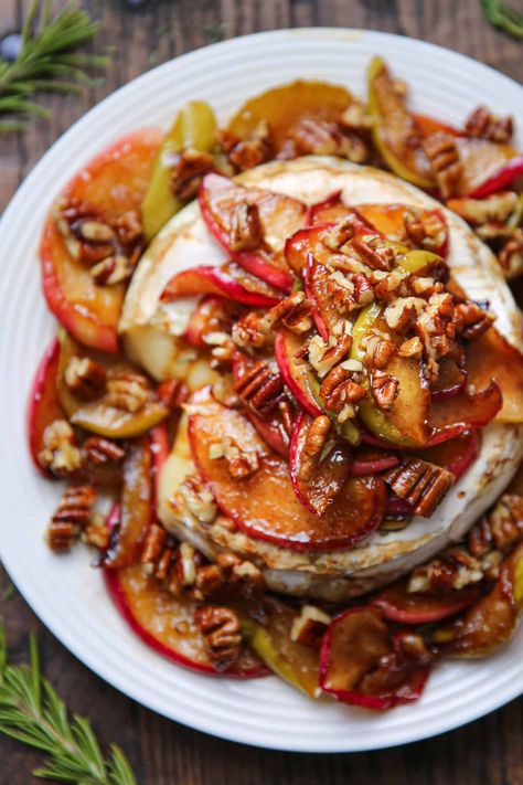 baked brie with apples and pecans on a white plate Baked Brie With Apples, Brie With Apples, Caramel Apple Dessert, Apples With Cinnamon, Brie Cheese Recipes, Apple Brie, Pecan Baked Brie, Baked Brie Recipes, Caramelized Apples