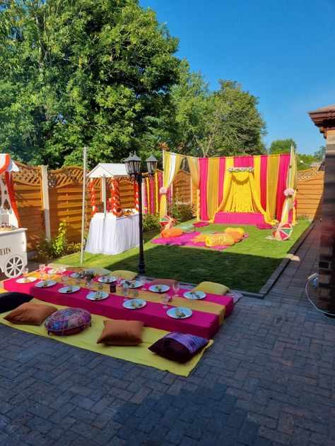 Shaadi Home Decor, Mehndi Event Decoration At Home, Outdoor Dholki Decor, Backyard Mehndi Decor, Dholki Setup At Home, Gaye Holud Decorations, Outdoor Mehndi Decor, Dholki Setup, Mehndi Home Decor