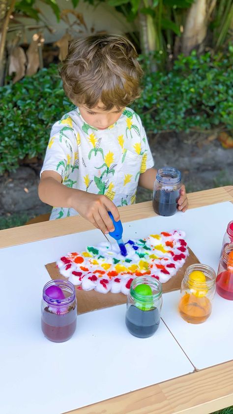 7daysofplay on Instagram: 🌈 COTTON BALL RAINBOW // Transform ordinary cotton balls into a vibrant rainbow! 🎨 We used liquid watercolor and droppers for an added fine… Cotton Ball Activities, Toddler Paper Crafts, Cotton Ball Crafts, Summer School Activities, Rainbow Craft, Easy Toddler Activities, Baby Play Activities, Rainbow Painting, Liquid Watercolor