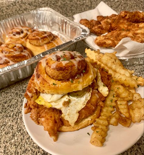 Cinnamon Roll Sandwich, Soul Food Dinner, Fried Chicken Sandwich, Junk Food Snacks, Num Num, Food Babe, Food Therapy, Dinner Meals, Food Drinks Dessert