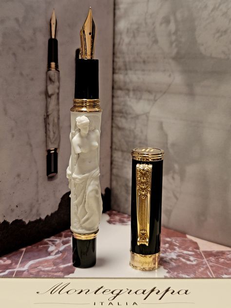 Aesthetic Fountain Pen, Pendrive Sketch, Fountain Pen Aesthetic, Expensive Pens, Pearl Aesthetic, Stationery Obsession, Fancy Pens, Vintage Pens, Unique Pens