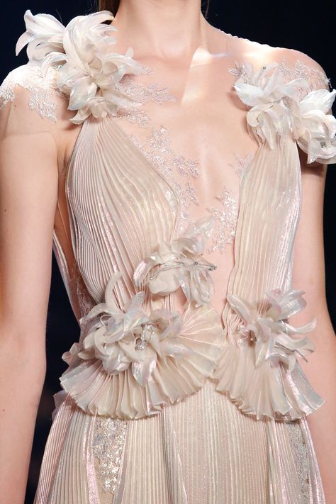 Details at Marchesa RTW Spring 2017 [PHOTOS] – WWD Marchesa Spring, Couture Details, Dream City, Dresses To Wear To A Wedding, Marchesa, Fantasy Fashion, Spring 2017, Fashion Details, Fashion Week Spring