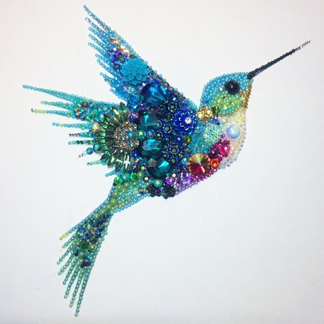 Humming bird mixed media and button art Sparkle Gift, Art Perle, Vintage Jewelry Crafts, Vintage Jewelry Art, Button Picture, Colorful Bird, Jewelry Picture, Button Art, Embroidery Jewelry