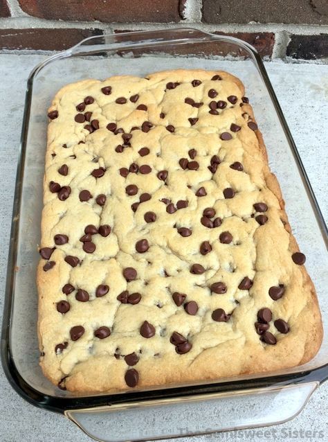 Soft Batch Chocolate Chip Cookie Bars Easy Cookie Cake, Nutella Brownies, Chocolate Chip Cookie Bars, Cooking Spray, Cookie Bar Recipes, Bars Recipe, Yellow Cake, Köstliche Desserts, Recipe Ingredients