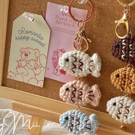 Crochet Kawaii Keychain, Crochet Patterns For Keychains, Crochet Keychains Easy, Crochet Mini Keychain Free Pattern, Kawaii Crochet Keychain, Crochet With Charms, Cute Crochet Crafts, Cute Crochet Charms, Crochet Keychain Cute