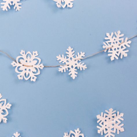 Snowflake Garland Diy, Diy Snowflake Garland, Paper Snowflake Garland, Garland Template, Snowflake Printable, Diy Garland Paper, Snowflake Diy, Festive Garland, Diy Snowflake