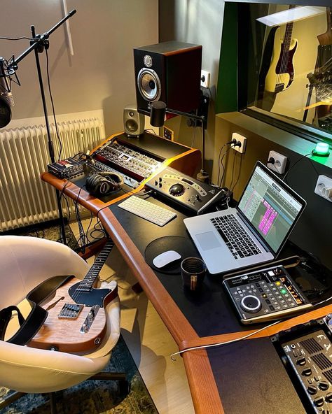 Studio Desing, Studio Room Ideas, Music Studio Design, Vocal Booth, Home Studio Desk, Music Studio Decor, Music Bedroom, Home Studio Ideas, Music Studios