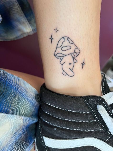 Finger Tattoos Mushroom, Mushroom With Face Tattoo, Mushroom Flash Tattoo Simple, Alien Tattoo Drawing, Small Cute Mushroom Tattoos, Silly Mushroom Tattoo, Mushroom And Daisy Tattoo, Simple Mushroom Tattoo Stencil, Cool Alien Tattoos