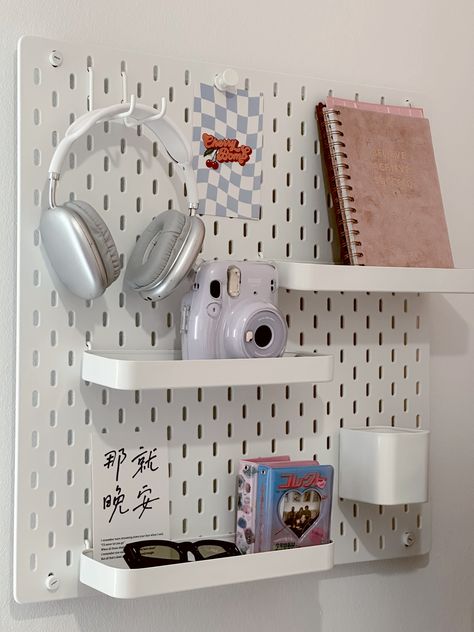 Skådis Ikea, Ikea Pegboard, Pegboard Ideas, Pegboard Storage, Desk Organisation, Bathroom Shelf Decor, Desk Makeover, Study Room Decor, Room Desk