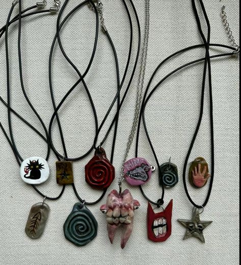 How To Make Clay Necklaces, Natural Clay Crafts, Diy Funky Jewelry, Emo Clay Ideas, Grunge Clay Ideas, Weirdcore Jewelry, Weird Necklaces, Grunge Crafts, Earthy Crafts