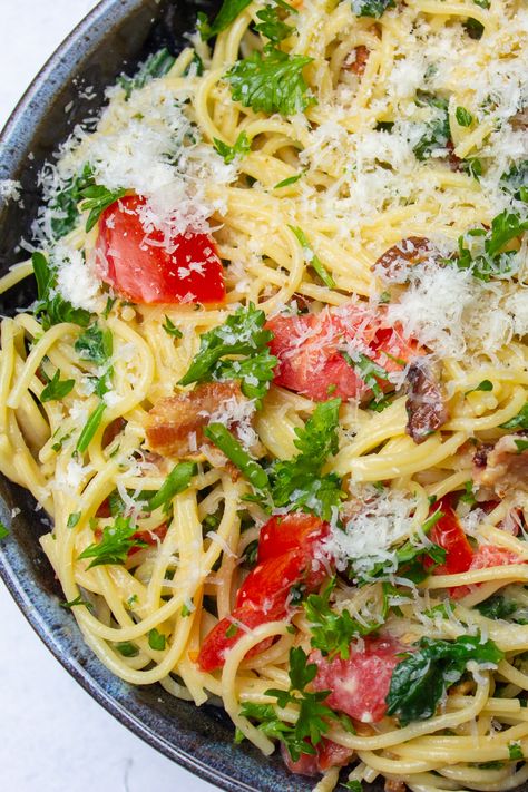 Try this easy spaghetti carbonara without cream for a summer twist on a classic. We added spinach and fresh tomatoes for a healthier, vibrant touch. Just 20 minutes, Spinach Carbonara, Tomato Carbonara, Best Carbonara Recipe, Traditional Carbonara Recipe, Vegetable Meals, Spaghetti With Spinach, Spaghetti Carbonara Recipe, Easy Spaghetti, Carbonara Recipe