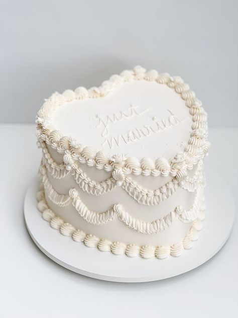 Wedding Cake Heart, 1 Tier Wedding Cakes, Lila Cake, Wedding Cakes One Tier, Heart Shaped Wedding Cakes, Cake Elegant, Wedding Cake Pearls, Cake Heart, Heart Shaped Cake