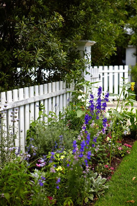 12 Charming Picket Fence Ideas - Town & Country Living White Fence, Farmhouse Landscaping, Cottage Garden Design, White Picket Fence, Garden Shrubs, Farmhouse Garden, Living Modern, Fence Landscaping, Front Yard Garden