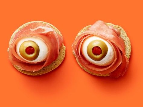 Antipasto eyeballs from Food Network Magazine Antipasto Eyeballs, Halloween Fingerfood, Plat Halloween, Scary Halloween Food, Stuffed Olives, Halloween Pizza, Spooky Halloween Food, Mozzarella Balls, Halloween Food Appetizers