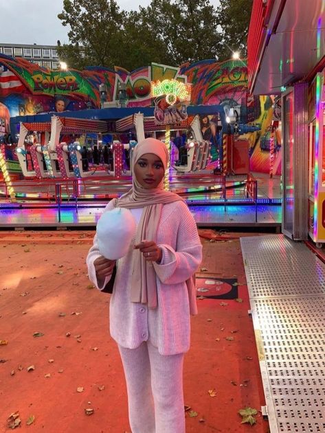 Hijabi Amusement Park Outfit, Hijab Outfit Ideas, Amusement Park Outfit, Disney Park Outfit, Street Hijab, Fashion Fall Outfits, Park Outfit, Theme Park Outfits, Outfit Modest