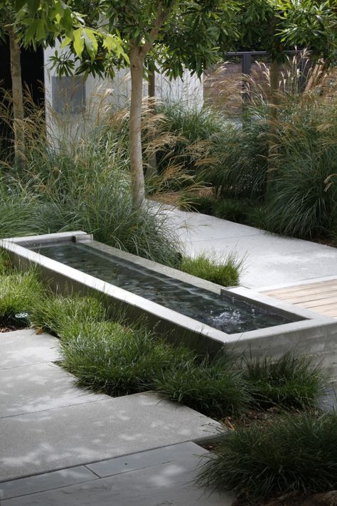 Water Moderne Have, Modern Garden Design, Water Features In The Garden, Family Garden, Garden Fountain, Pacific Palisades, Landscaping Tips, Beautiful Backyards, Modern Landscaping