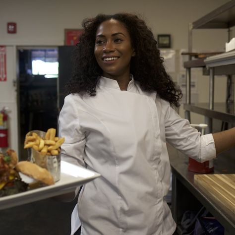 Confessions of a Black Female Head Chef On Taking Charge In the Kitchen | Being a woman in a male dominated food industry can take a toll on some, but Catrisa “Cat” Turner – head chef of Elleven45 Lounge in Atlanta, GA – makes it look very easy. Chef Outfit, Chef School, Culinary Chef, Cheesy Mashed Potatoes, Chef Clothes, Female Chef, Healthy Goals, Girl Cooking, Being A Woman