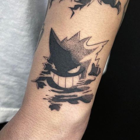 Pokemon Tattoos Men, Pokemon Tattoo Gengar, Pokémon Tattoo Ideas, Gengar Tattoo Design, Pokemon Tattoo Ideas, Snorlax Tattoo, Gengar Tattoo, Hammer Tattoo, Pokemon Tattoos