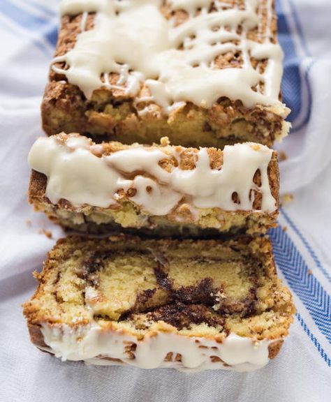 Cinnamon Roll Loaf Cake, Cinnamon Roll Pound Cake, Cinnamon Treats, Cinnamon Swirl Cake, Easy Pound Cake, Pound Cake Recipes Easy, Awesome Desserts, Dump Cakes, Bakery Items