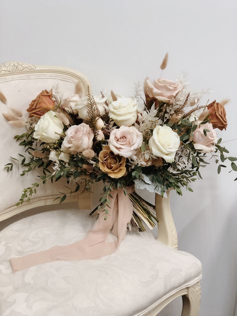 Champagne Wedding Theme Flowers, Blush And Champagne Wedding Flowers, Neutral Tone Wedding Bouquet, Real Touch Flower Arrangements, Champagne Bridal Bouquet, Champagne Wedding Bouquet, Wedding Pallets, Weding Gift, Bouquet Shapes