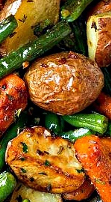 Roasted Potatoes And Veggies, Roasted Potatoes And Carrots, Garlic Roasted Potatoes, Carrots And Green Beans, Herb Roasted Potatoes, Sheet Pan Dinners Recipes, Roasted Vegetable Recipes, Healthy Vegetable Recipes, Vegetable Side Dishes Recipes