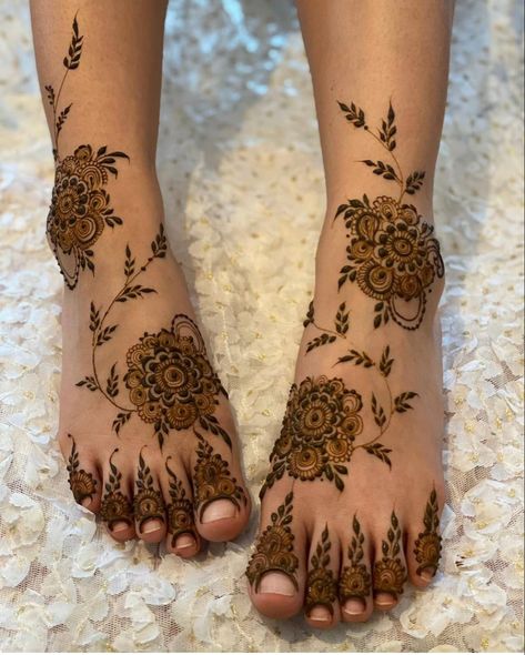 Mehandi Full Hand, Minimalistic Mehendi Designs, Minimalistic Mehendi, Mehendi Designs Front Hand, Modern Mehndi Design, Leg Henna Designs, Feet Henna, Wedding Henna Designs, Modern Mehndi